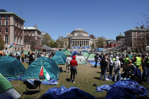 Sinh viên biểu tình ủng hộ người Palestine trong khuôn viên Đại học Columbia, New York, ngày 22-4 - Ảnh: REUTERS Sinh viên biểu tình ủng hộ người Palestine trong khuôn viên Đại học Columbia, New York, ngày 22-4 - Ảnh: REUTERS