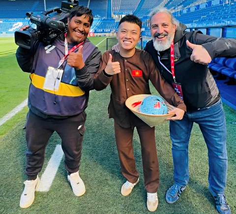 Vận động viên freestyle football Đỗ Kim Phúc biểu diễn ở La Liga- Ảnh 1. Đỗ Kim Phúc mang nón lá, áo bà ba biểu diễn ở La Liga - Ảnh: NVCC
