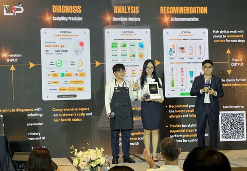 Sinh viên RMIT tiếp tục chiến thắng ở sân chơi khởi nghiệp ngành công nghệ làm đẹp- Ảnh 1. Ba sinh viên của Trường đại học RMIT thuyết trình dự án của mình - Ảnh: DUYÊN PHAN