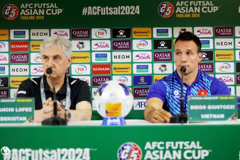 HLV Diego Giustozzi: Tuyển futsal Việt Nam sẽ thi đấu bằng niềm tin- Ảnh 1. HLV trưởng hai đội tuyển tham dự họp báo lúc trưa 23-4 ở Bangkok - Ảnh: VFF