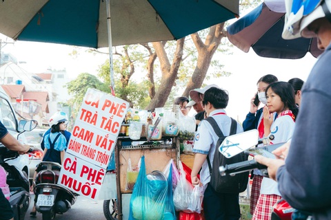 Nhiều vụ học sinh nghi ngộ độc: Mạnh tay hơn với hàng rong cổng trường- Ảnh 1. Các xe hàng rong buôn bán đồ ăn, thức uống cho học sinh trước cổng Trường THCS Hoàng Hoa Thám (quận Tân Bình, TP.HCM) - Ảnh: THANH HIỆP