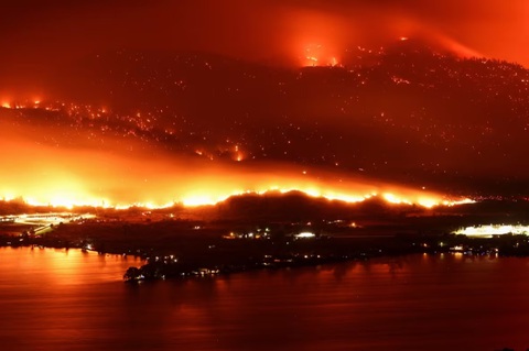 Cháy rừng bùng phát, Canada đối mặt mùa hè thảm khốc- Ảnh 1. Đám cháy rừng lan rộng ở bang British Columbia, Canada tháng 7-2023 - Ảnh: CBC
