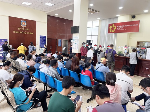 Làm lý lịch tư pháp online: Trước mất nửa ngày, nay chỉ vài phút- Ảnh 1. Người dân xin cấp phiếu lý lịch tư pháp tại Sở Tư pháp TP.HCM - Ảnh: DUYÊN PHAN