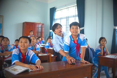 Thầy giáo làng và ứng dụng trò chơi học tiếng Anh- Ảnh 4. Các em học sinh phấn khích khi được trải nghiệm ứng dụng của thầy Đáp trên lớp - Ảnh: LÂM THIÊN