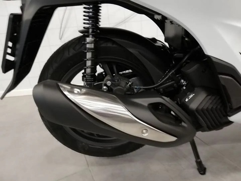 Honda SH 2024 thêm màu mới sang chảnh, giá quy đổi 98 triệu đồng- Ảnh 6. Xe sở hữu nhiều tính năng an toàn và tiện nghi hiện đại. Hệ thống kiểm soát lực kéo HSTC hỗ trợ nhận ra sự sai khác về tốc độ giữa bánh trước và bánh sau khi xe di chuyển dễ dàng ngay cả đường trơn trượt.