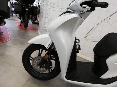 Honda SH 2024 thêm màu mới sang chảnh, giá quy đổi 98 triệu đồng- Ảnh 7. Honda SH 2024 thêm màu mới sang chảnh, giá quy đổi 98 triệu đồng- Ảnh 7.