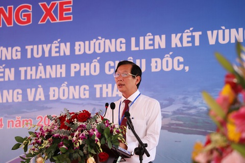 Người dân vui mừng khi có cây cầu thứ 3 bắc qua sông Hậu- Ảnh 2. Ông Lê Văn Phước đánh giá cao giá trị cũng như lợi ích cầu Châu Đốc mang lại cho nhân dân - Ảnh: CHÍ HẠNH