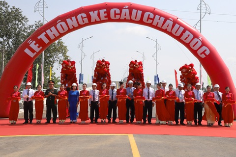 Người dân vui mừng khi có cây cầu thứ 3 bắc qua sông Hậu- Ảnh 3. Các đại biểu cắt băng khánh thành cầu Châu Đốc