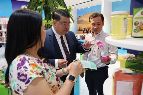 Nông sản, gia vị Việt đứng top đầu nhập nhiều nhất vào Thái Lan- Ảnh 1. Ông Paul Le, phó chủ tịch của Central Retail tại Việt Nam, nhận xét về sản phẩm, bao bì với các nhà sản xuất Việt Nam - Ảnh: H.K