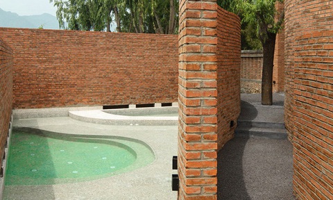 Biến lò nung gạch thành khách sạn nghỉ dưỡng- Ảnh 9. Việc sử dụng gạch và lát gạch rộng khắp dự án kể lại lịch sử và di sản văn hóa của tòa nhà - Ảnh: Designboom