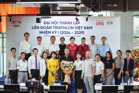 Việt Nam lần đầu có liên đoàn ba môn phối hợp- Ảnh 1. Ra mắt ban chấp hành Liên đoàn Triathlon Việt Nam nhiệm kỳ 1 - Ảnh: TRIATHLON VIỆT NAM
