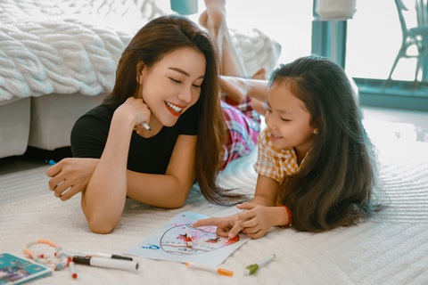 Trà Ngọc Hằng 'mách nước' bí kíp giúp con không nghiện điện thoại- Ảnh 2. Trà Ngọc Hằng và con gái cùng nhau thực hiện nhiều hoạt động như đọc sách, vẽ tranh, cắm hoa...