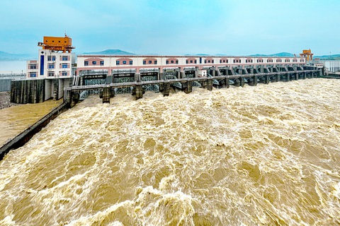 Bức ảnh cho thấy nước lũ xả từ một con đập ở TP Thanh Viễn, tỉnh Quảng Đông, miền nam Trung Quốc hôm 22-4 - Ảnh: AFP Bức ảnh cho thấy nước lũ xả từ một con đập ở TP Thanh Viễn, tỉnh Quảng Đông, miền nam Trung Quốc hôm 22-4 - Ảnh: AFP