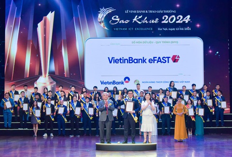 VietinBank đoạt 2 giải Sao Khuê năm 2024- Ảnh 1. Đại diện VietinBank nhận giải thưởng Sao Khuê cho sản phẩm Giải ngân & Bảo lãnh online dành cho doanh nghiệp trên nền tảng VietinBank eFAST - Ảnh: VTB