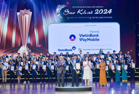 VietinBank đoạt 2 giải Sao Khuê năm 2024- Ảnh 2. Ông Lê Anh Tuấn - phó phòng ngân hàng số, khối bán lẻ VietinBank - nhận Giải thưởng Sao Khuê cho Ứng dụng Ngân hàng số VietinBank iPay Mobile - Ảnh: VTB