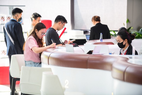 Ghìm cương tỉ giá bằng lãi suất?- Ảnh 3. Khách hàng giao dịch tại Techcombank, quận 1, TP.HCM - Ảnh: QUANG ĐỊNH