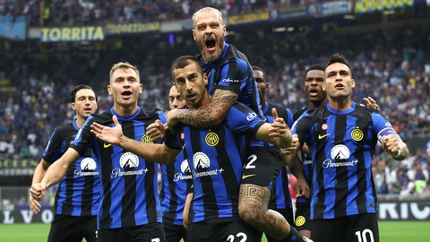 Thắng AC Milan, Inter Milan lên ngôi vô địch Serie A sớm 5 vòng đấu- Ảnh 1. Niềm vui của các cầu thủ Inter Milan sau khi đánh bại đối thủ truyền kiếp AC Milan để lên ngôi - Ảnh: Getty