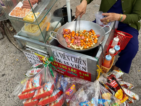 Hàng rong nhan nhản trước cổng trường ở TP.HCM, không chỉ học sinh mà phụ huynh cũng mua- Ảnh 4. Cá viên, xúc xích chiên được bày bán với giá 5.000 đồng 15 viên - Ảnh: VŨ HIÊN