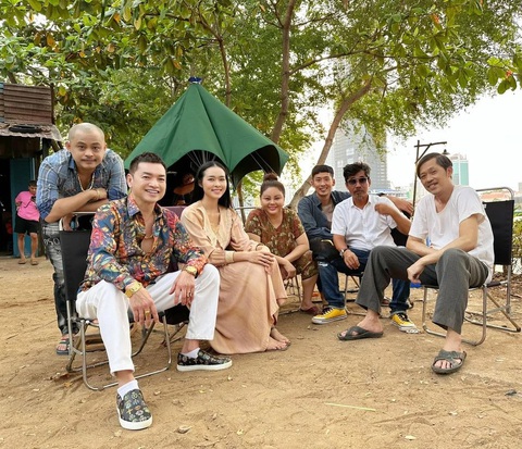 Hoài Linh vào vai người cha khắc khổ của Tuấn Trần trong 'Làm giàu với ma'- Ảnh 7. Đạo diễn Trung Lùn (thứ hai từ phải qua) và các diễn viên phim 'Làm giàu với ma' tại bối cảnh phim.