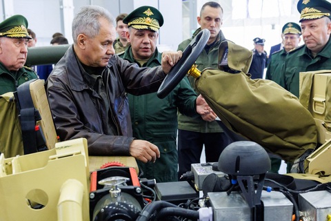 Bộ trưởng Quốc phòng Nga Sergei Shoigu thăm triển lãm quân sự về những phát triển khoa học và kỹ thuật mới trong hệ thống hậu cần hỗ trợ Lực lượng Vũ trang Nga, Matxcơva, ngày 16-4 - Ảnh: AFP Bộ trưởng Quốc phòng Nga Sergei Shoigu thăm triển lãm quân sự về những phát triển khoa học và kỹ thuật mới trong hệ thống hậu cần hỗ trợ lực lượng vũ trang Nga, Matxcơva, ngày 16-4 - Ảnh: AFP