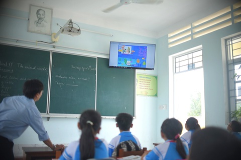Thầy giáo làng và ứng dụng trò chơi học tiếng Anh- Ảnh 1. Thầy Phan Khắc Đáp khởi động ứng dụng tại lớp cho các em học sinh - Ảnh: LÂM THIÊN