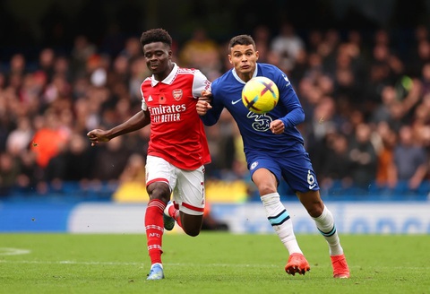 Mùa giải còn gì với Chelsea?- Ảnh 1. Không còn động cơ nhưng Chelsea (phải) hứa hẹn sẽ ngáng chân Arsenal - Ảnh: REUTERS