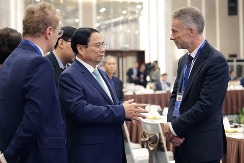 ASEAN hướng tới hiệp định kinh tế số tầm khu vực đầu tiên trên thế giới- Ảnh 1. Thủ tướng Phạm Minh Chính trao đổi với đại diện doanh nghiệp tại tọa đàm về kinh tế số - Ảnh: VGP