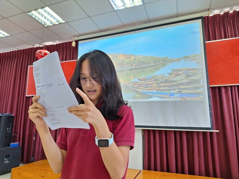Học sinh Đài Loan thi tập đọc… tiếng Việt- Ảnh 1. Chen Joing Fei - lớp 6, người Đài Loan - đang đọc đoạn thơ về mẹ trong cuộc thi tập đọc tiếng Việt - Ảnh: TRỌNG NHÂN