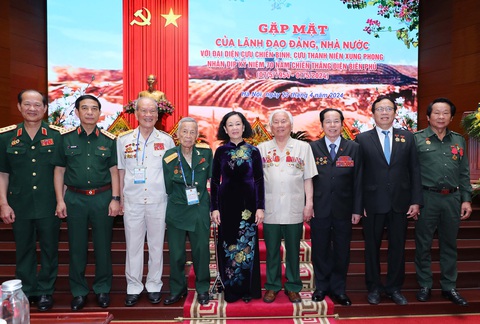 Cựu chiến binh, thanh niên xung phong tham gia chiến dịch Điện Biên Phủ gặp mặt ở thủ đô Hà Nội- Ảnh 3. Lãnh đạo Đảng, Nhà nước gặp mặt đại biểu cựu chiến binh, thanh niên xung phong trực tiếp tham gia Chiến dịch Điện Biên Phủ - Ảnh: TRỌNG ĐỨC