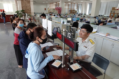 Lấy mã số thuế người khác rồi khai khống thu nhập: Có thể bị xử lý hình sự- Ảnh 1. Người dân làm thủ tục thuế tại Cục Thuế TP.HCM - Ảnh: T.T.D.