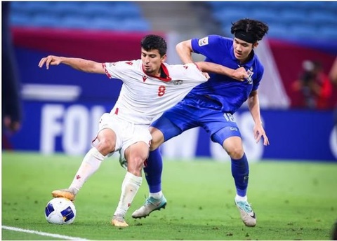 Báo chí Thái Lan tiếc nuối khi U23 Thái Lan bị loại ở Giải U23 châu Á- Ảnh 1. U23 Thái Lan (áo xanh) sớm xách vali về nước sau thất bại trước Tajikistan - Ảnh: AFC