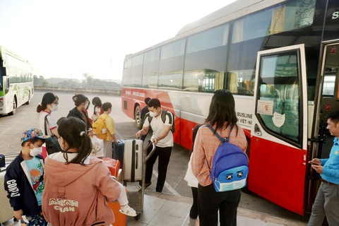 Hành khách đang lên xe tại bến xe Miền Đông mới (TP Thủ Đức) - Ảnh: THU DUNG Hành khách đang lên xe tại bến xe Miền Đông mới (TP Thủ Đức) - Ảnh: THU DUNG