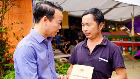 Vụ 7 người chết ở Yên Bái: Tang thương xã vùng ven hồ Thác Bà- Ảnh 2. Bí thư Tỉnh ủy Yên Bái Đỗ Đức Duy thăm hỏi gia đình nạn nhân - Ảnh: YÊN BÌNH