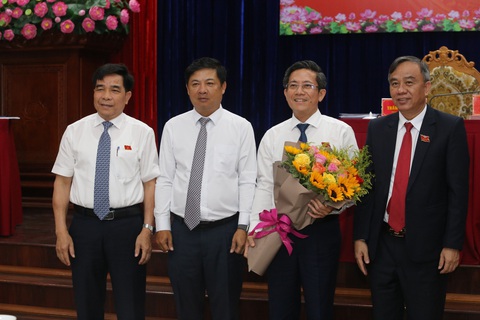 Ông Trần Nam Hưng làm phó chủ tịch UBND tỉnh Quảng Nam- Ảnh 2. Ông Hưng nhận hoa chúc mừng của lãnh đạo tỉnh - Ảnh: L.T.