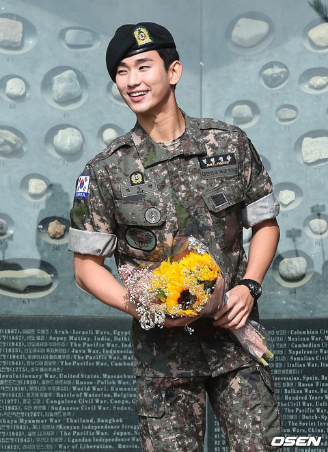 Kim Soo Hyun thông báo tham gia huấn luyện lực lượng dự bị- Ảnh 2. Kim Soo Hyun rắn rỏi, bảnh bao trong trang phục lính