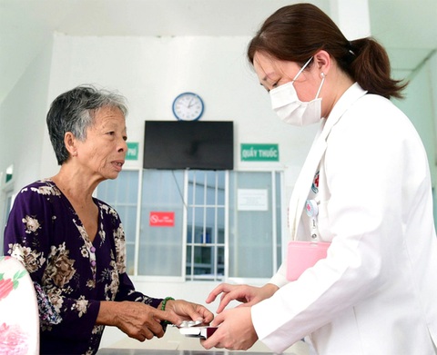 Bà con cần, thiên thần áo trắng có mặt- Ảnh 2. Bác sĩ Ngọc Hà tư vấn cho bà con tại xã đảo Thạnh An - Ảnh: NVCC