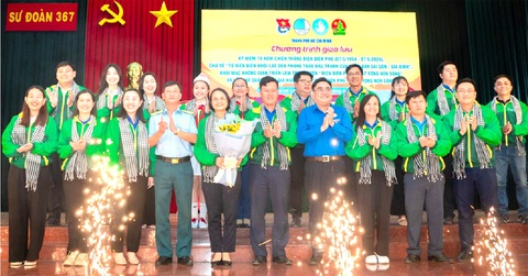 Từ cột cờ Hà Nội đến Điện Biên Phủ- Ảnh 1. Đoàn đại biểu trẻ TP.HCM xuất quân tham gia hành trình