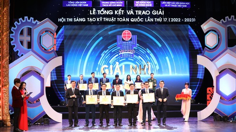 EVNCPC đạt 2 giải tại Hội thi Sáng tạo kỹ thuật toàn quốc lần thứ 17- Ảnh 1. Nhóm tác giả đến từ Công ty Điện lực Quảng Trị được trao giải nhì - Ảnh: Tuấn Việt