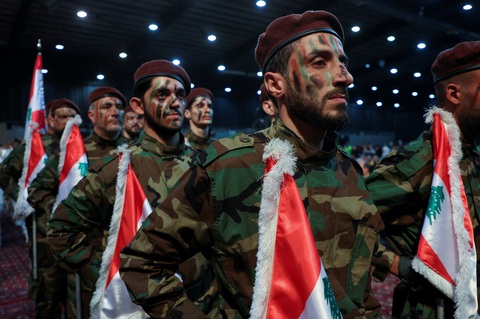 Các thành viên lực lượng Hezbollah diễu hành tại Lebanon hôm 5-4 - Ảnh: REUTERS Các thành viên lực lượng Hezbollah diễu hành tại Lebanon hôm 5-4 - Ảnh: REUTERS