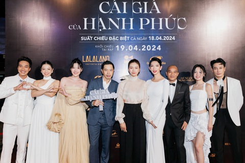 Uyển Ân có dại khờ với quyết định đóng 'Cái giá của hạnh phúc'?- Ảnh 4. Ê kíp của Cái giá của hạnh phúc trong ngày ra mắt phim