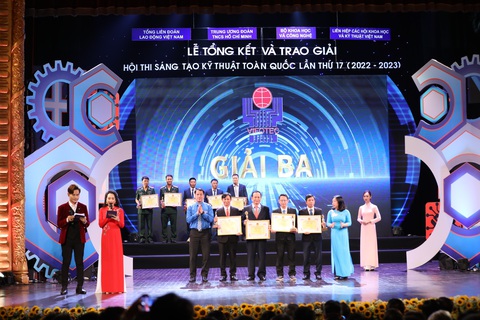 EVNCPC đạt 2 giải tại Hội thi Sáng tạo kỹ thuật toàn quốc lần thứ 17- Ảnh 2. Nhóm tác giả đén từ PC Đà Nẵng được trao giải ba - Ảnh: Tuấn Việt