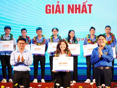 Tiếp lửa yêu nghề, rộng cửa tương lai- Ảnh 1. Trao giải nhất các nghề cho những thí sinh xuất sắc tham gia hội thi năm nay - Ảnh: C.TRIỆU