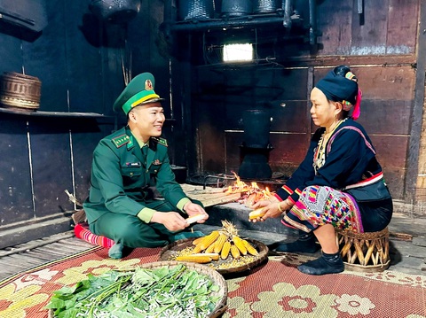 Khắc tinh của tội phạm ma túy- Ảnh 1. Đại úy Vũ Văn Cường vẫn thường xuống bản để hiểu hơn đời sống bà con dân tộc, cảnh giác về tội phạm ma túy - Ảnh: V.C.