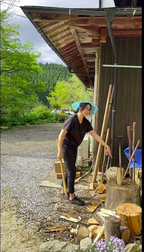 Choáng với hình ảnh ‘ngọc nữ màn ảnh TVB' Mông Gia Tuệ vác rìu bổ củi- Ảnh 2. Choáng với hình ảnh ‘ngọc nữ màn ảnh TVB' Mông Gia Tuệ vác rìu bổ củi- Ảnh 2.