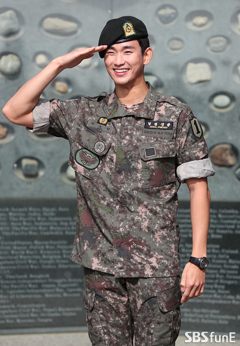 Kim Soo Hyun thông báo tham gia huấn luyện lực lượng dự bị- Ảnh 1. Thông báo tham gia huấn luyện lực lượng dự bị của Kim Soo Hyun khiến nhiều người hâm mộ bất ngờ, vì bộ phim Queen of tears đang gây sốt toàn cầu của anh và Kim Ji Won chỉ còn 2 tập nữa là kết thúc.