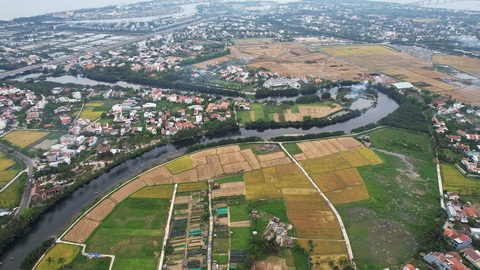 Có một mùa lúa chín vàng gây thương nhớ ở Hội An- Ảnh 2. Đồng quê với dòng sông, nhà cửa và lảng bảng khói rơm rạ rìa phố cổ Hội An - Ảnh: PHẠM VĂN SƠN