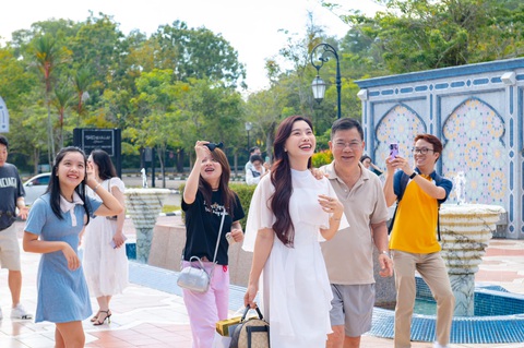 MC Anh Thơ vui như trúng số vì làm được điều này cho phụ huynh- Ảnh 11. MC Anh Thơ vui như trúng số vì làm được điều này cho phụ huynh- Ảnh 11.