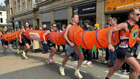 Muôn kiểu cosplay của runner trên đường chạy marathon- Ảnh 5. Không chỉ Việt Nam mà các đường đua quốc tế cũng chứng kiến không ít runner bày trò hài hước. Trong hình là một chú sâu