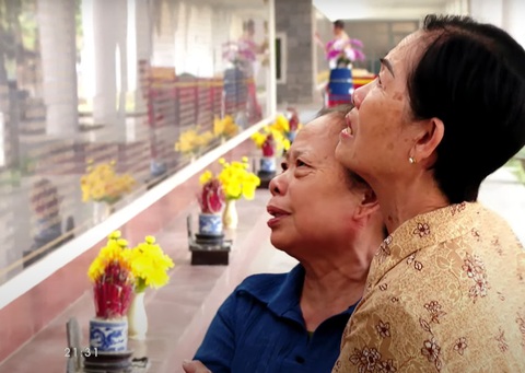 Hai chị em bà Lương Thị Ngọc đi tìm mộ bố ở Điện Biên - Ảnh chụp màn hình Hai chị em bà Lương Thị Ngọc đi tìm mộ bố ở Điện Biên - Ảnh chụp màn hình