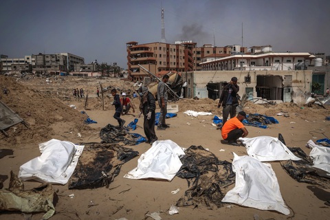 Các thi thể được chôn tập thể ở bệnh viện Nasser ở thành phố Khan Younis phía nam Gaza - Ảnh: AFP Các thi thể được chôn tập thể ở Bệnh viện Nasser tại thành phố Khan Yunis, phía nam Gaza - Ảnh: AFP